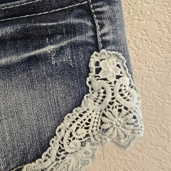 Vanilla Star denim shorts w/ lace trim – Size 5 - Picture 3 of 6